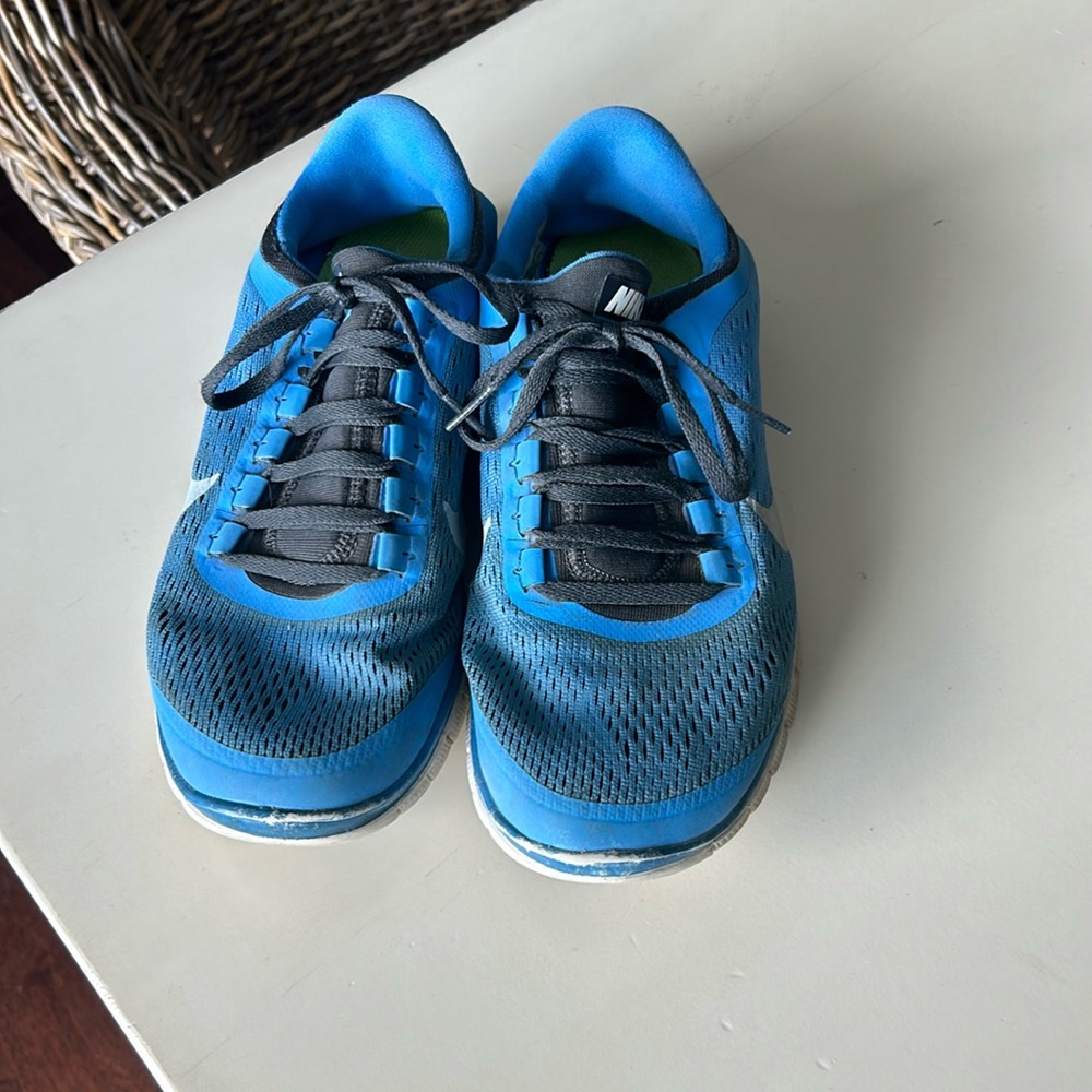 Nike free tennis shoes